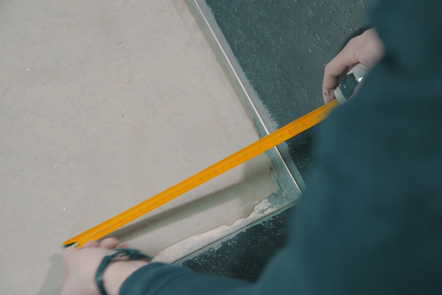 Meet de diepte van de uitsparing voor een verzonken deurmat op maat