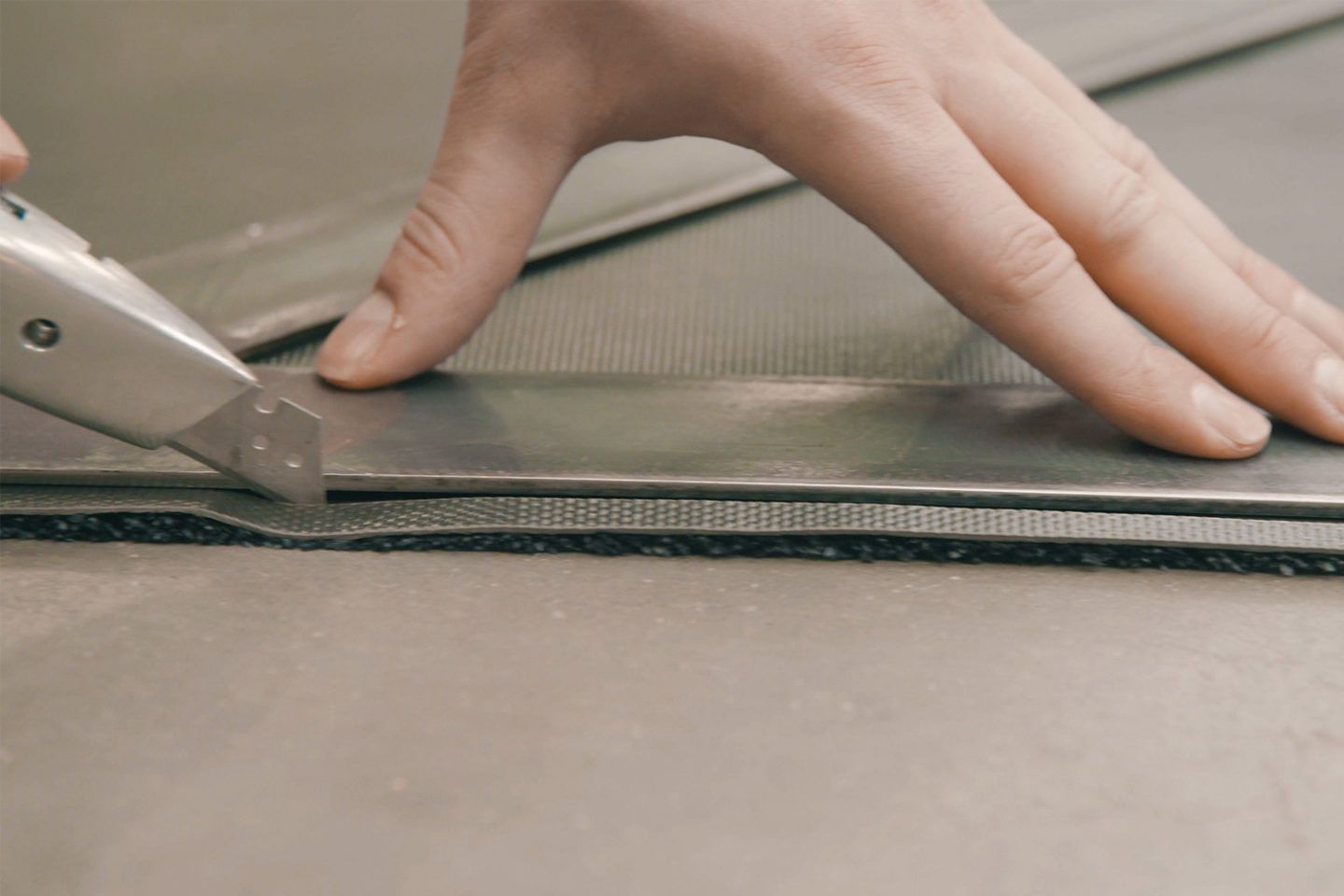 Snij de deurmat op maat met een scherp mes