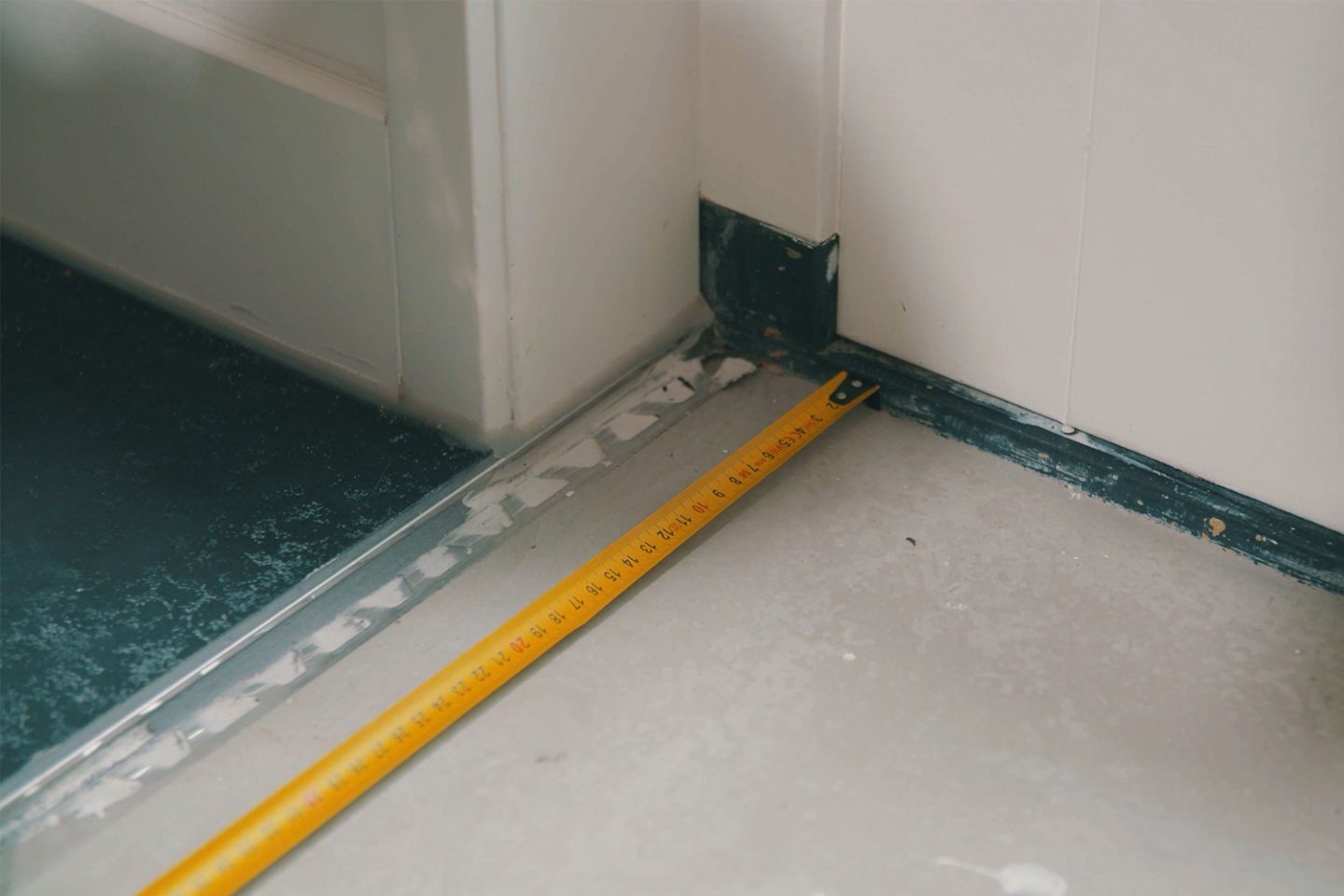 Maak ruimte om de gewenste maat van de deurmat op te meten