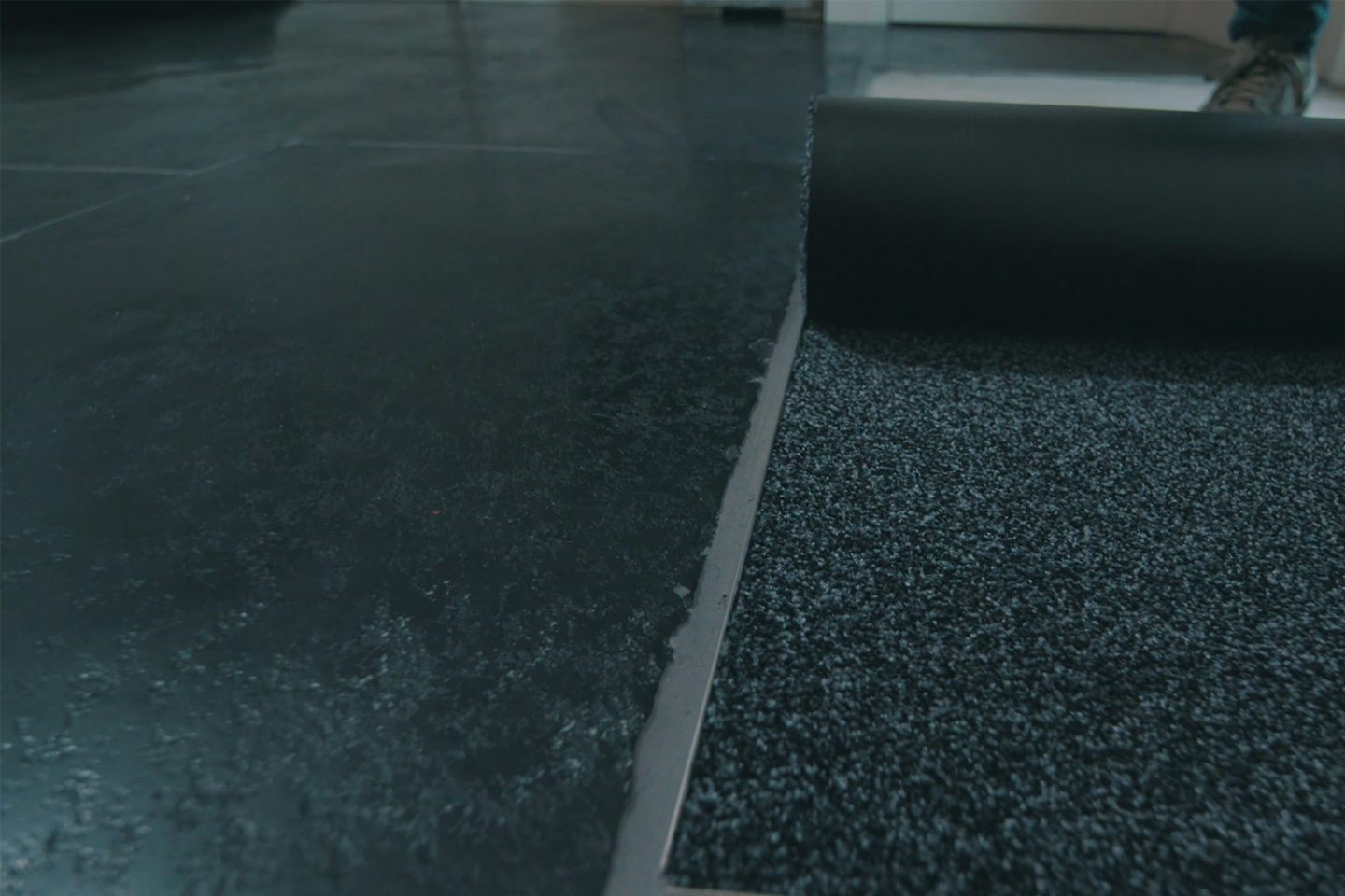 Maak de snijranden van de mat schoon met een stofzuiger