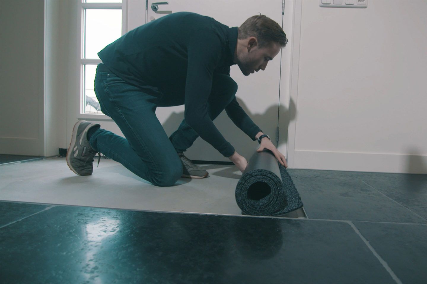 Teken de vorm van het uit te snijden stuk op de achterzijde van de deurmat