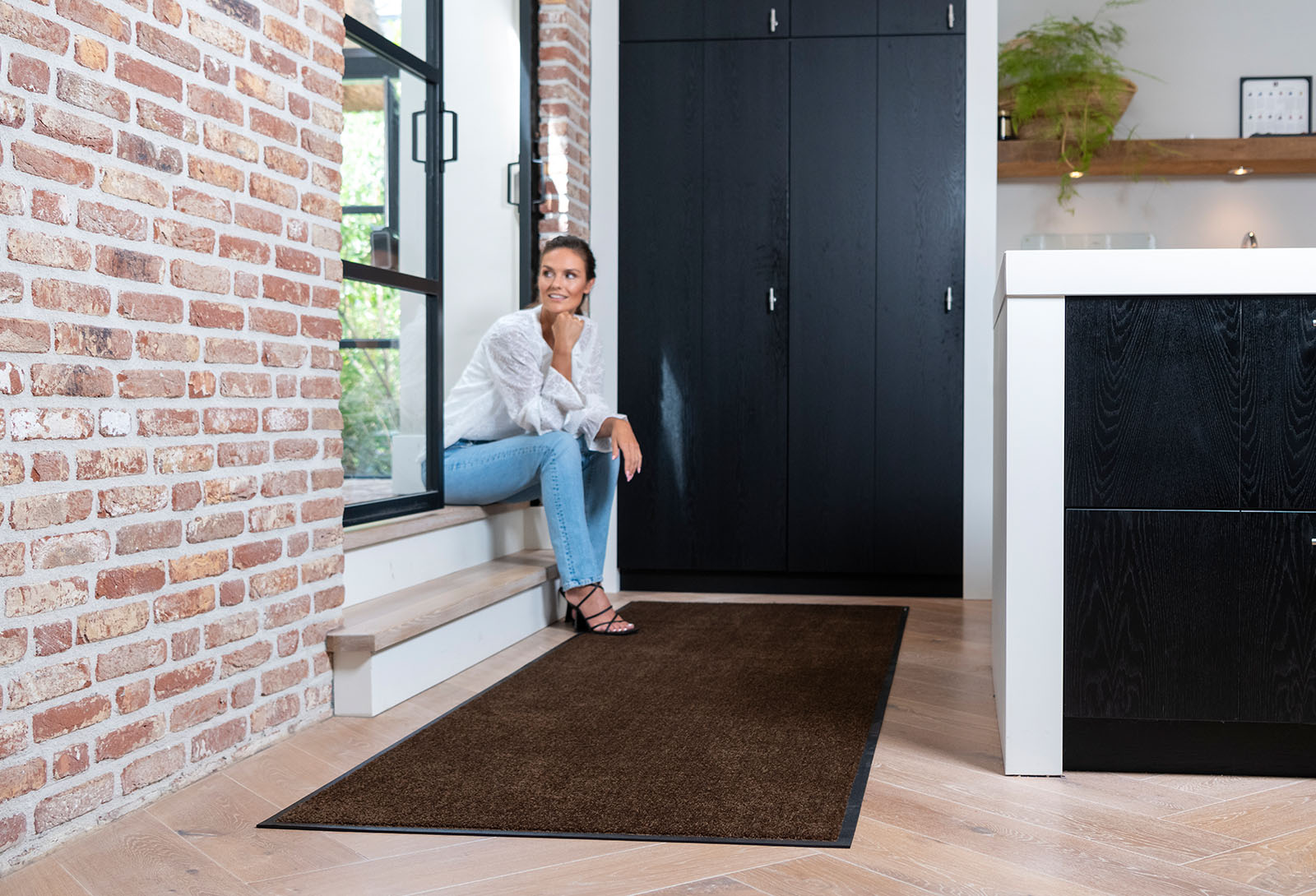 Bruine binnenmat Mattador Mariner met vrouw